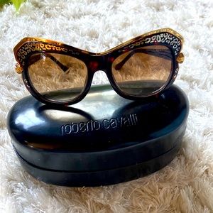 Embellished Roberto cavalli’s brown shades.